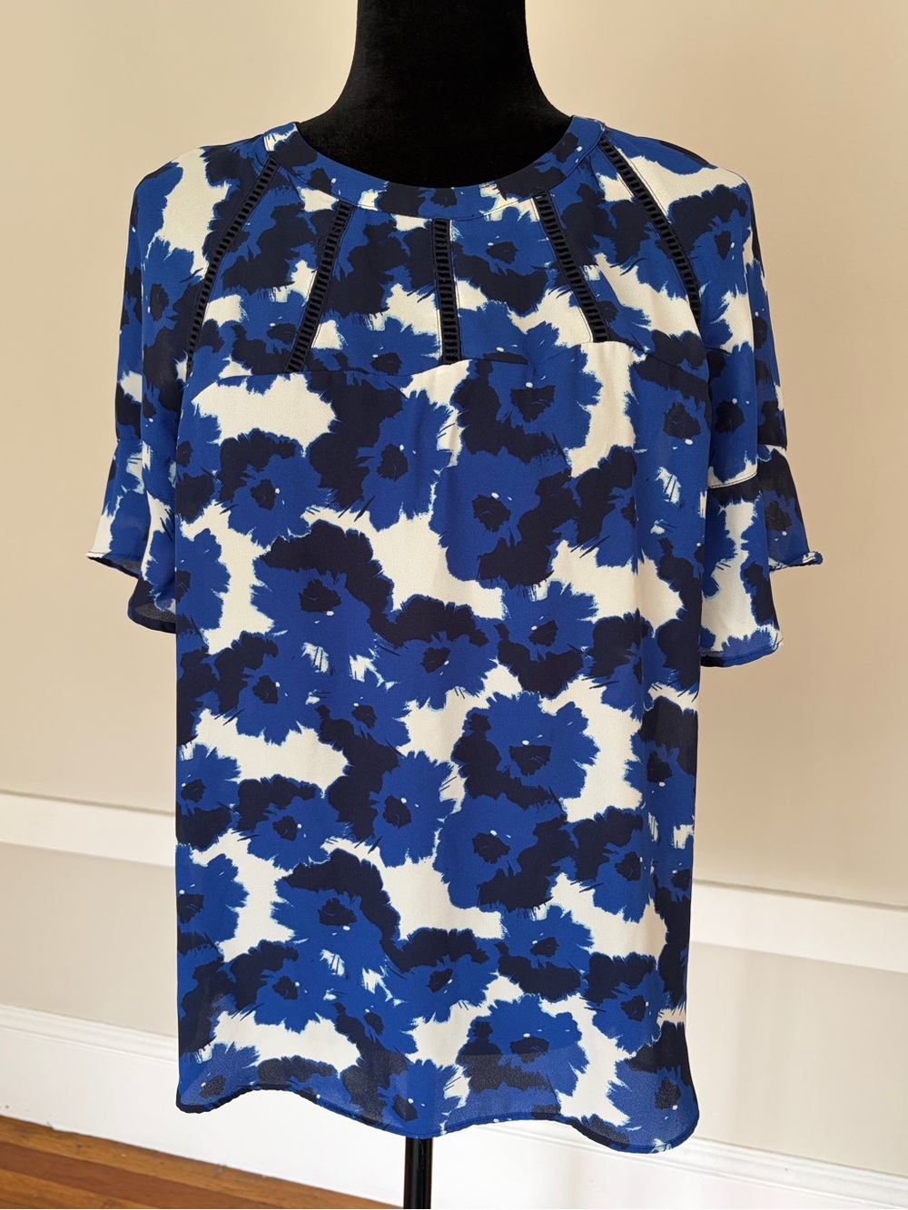 Banana Republic Blue and White Floral Scoop Neck Short Sleeve Blouse Sz M